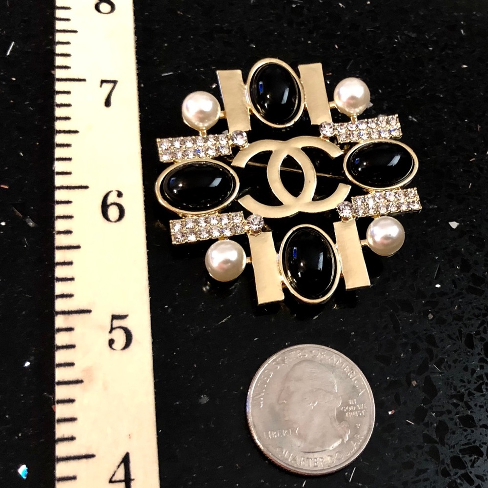 Brooch Gold Tone Black & White beads - Picture 3 of 3